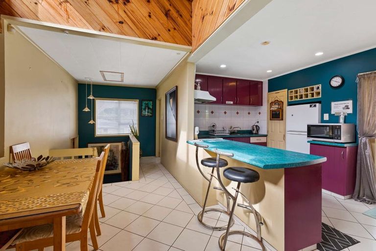 Photo of property in 60 Sunnyside Road, Sunnyvale, Auckland, 0612