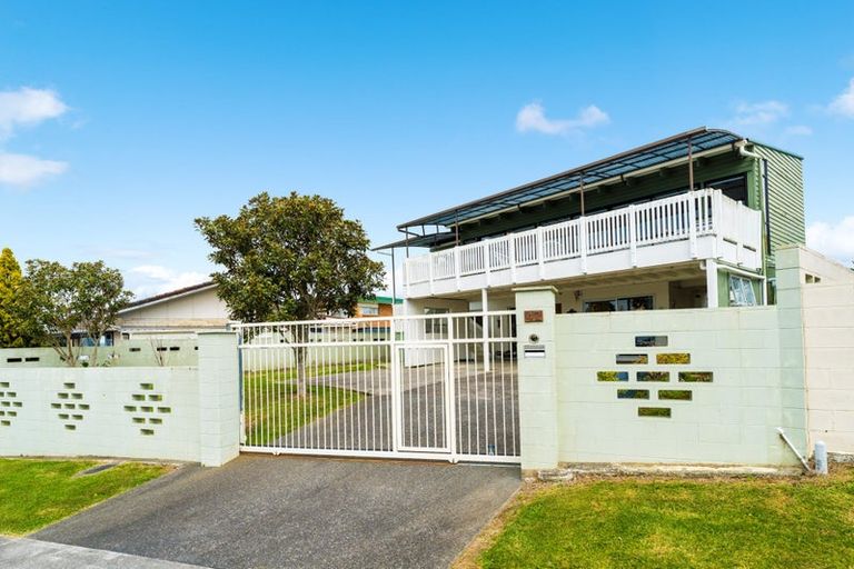 Photo of property in 42 Spence Road, Henderson, Auckland, 0612