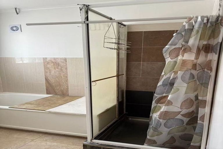 Photo of property in 9 Archlynn Road, Kelston, Auckland, 0602