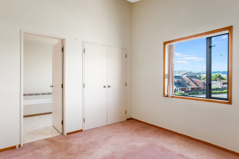 Photo of property in 14 Marina View, Paremata, Porirua, 5026