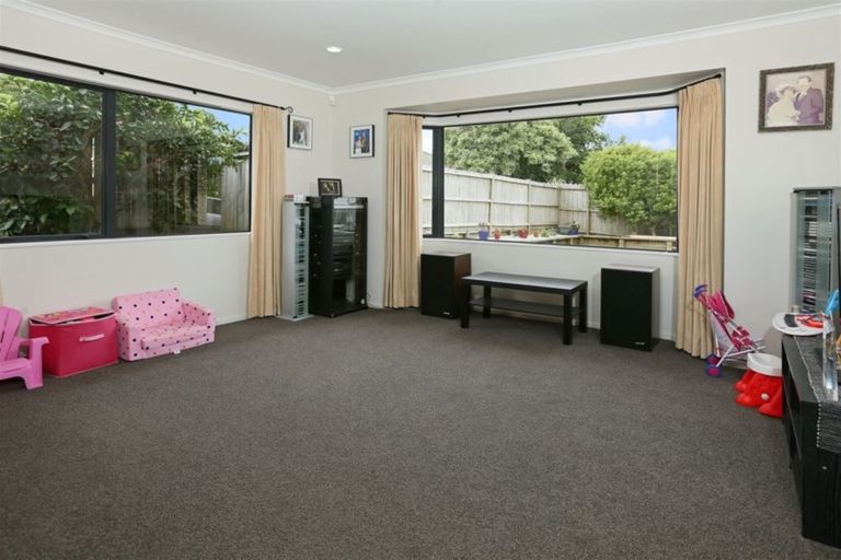 Photo of property in 17 Reybert Place, Massey, Auckland, 0614