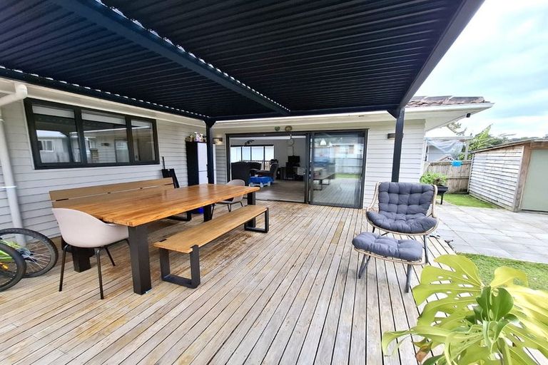 Photo of property in 38 Brougham Place, West Harbour, Auckland, 0618
