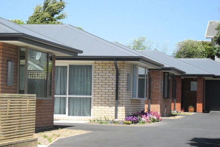 Photo of property in 2/33 Pinehurst Crescent, Russley, Christchurch, 8042