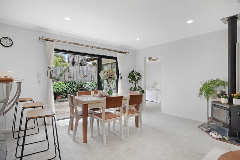 Photo of property in 9 Canonbie Place, East Tamaki Heights, Auckland, 2016