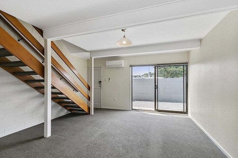 Photo of property in Lynbrae Court Flats, 22/4 Dr Taylor Terrace, Johnsonville, Wellington, 6037