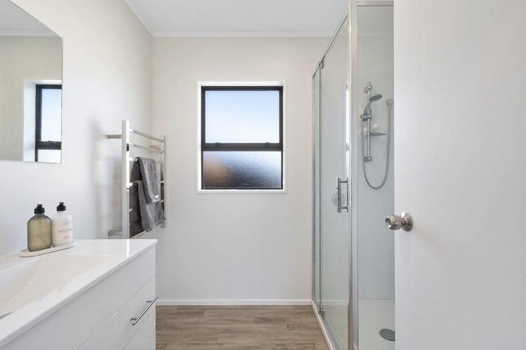 Photo of property in 18 Suzanne Grove, Kelvin Grove, Palmerston North, 4414