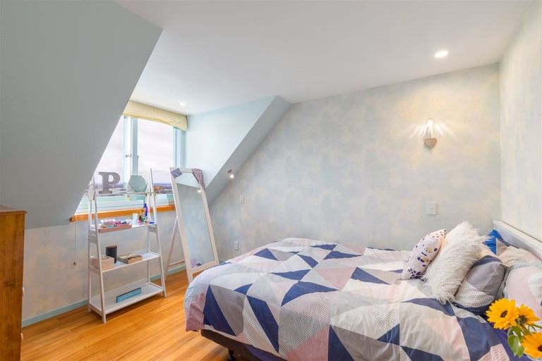 Photo of property in 2 Hobday Lane, Mount Pleasant, Christchurch, 8081