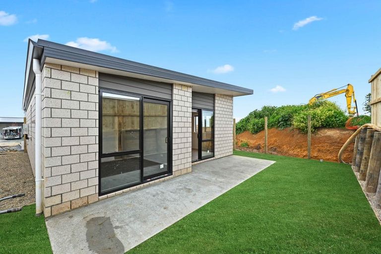 Photo of property in 27 Waruhia Crescent, Rototuna North, 3281