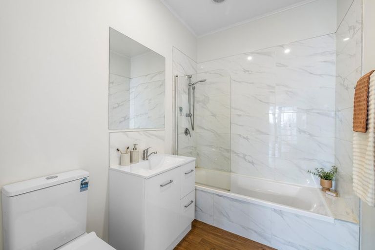 Photo of property in 1/207 Main North Road, Redwood, Christchurch, 8051