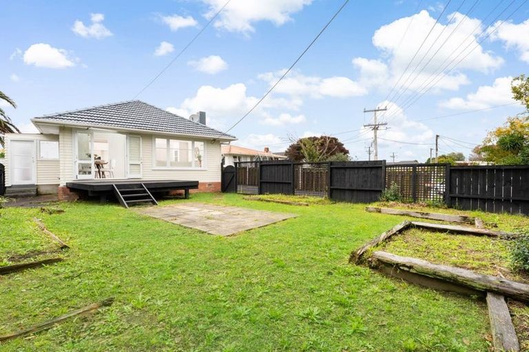 Photo of property in 4 Kirrie Avenue, Te Atatu South, Auckland, 0610