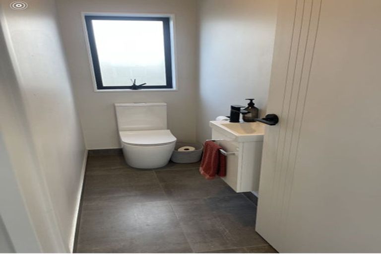 Photo of property in 25b Kiteroa Terrace, Rothesay Bay, Auckland, 0630