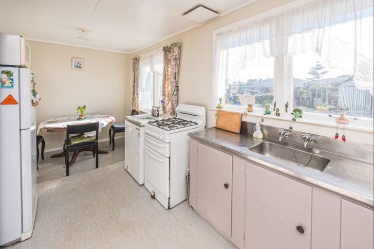 Photo of property in 21 Gibbons Crescent, Castlecliff, Whanganui, 4501