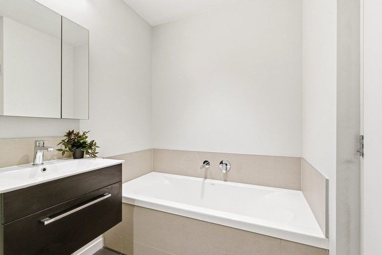 Photo of property in 20/6 Oswald Crescent, Paparangi, Wellington, 6037