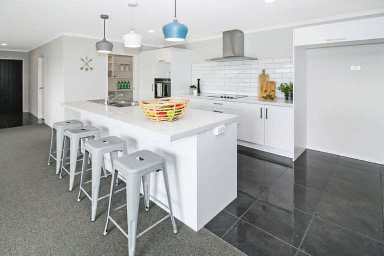 Photo of property in 2 Ongarui Close, Whalers Gate, New Plymouth, 4310