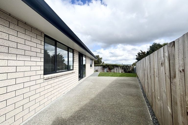 Photo of property in 5 Rewarewa Way, Timberlea, Upper Hutt, 5018