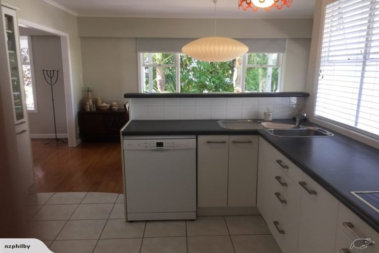 Photo of property in 1/1 Sylvan Park Avenue, Milford, Auckland, 0620
