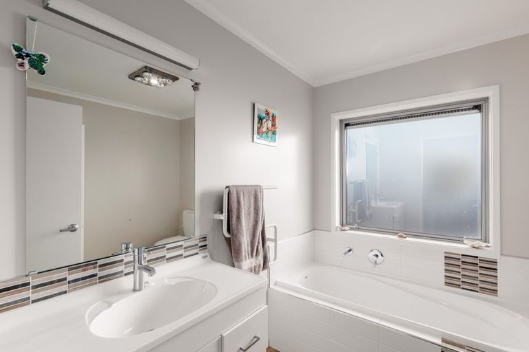 Photo of property in 238 Wainoni Road, Avondale, Christchurch, 8061