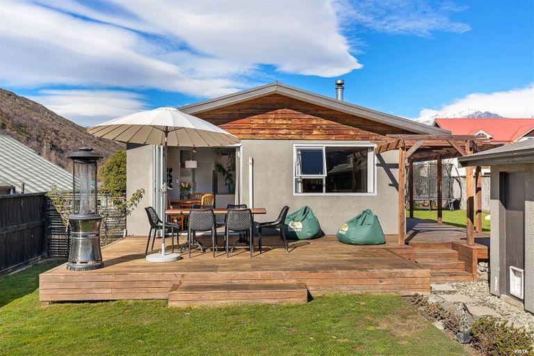 Photo of property in 16 Daveys Place, Arrowtown, 9302