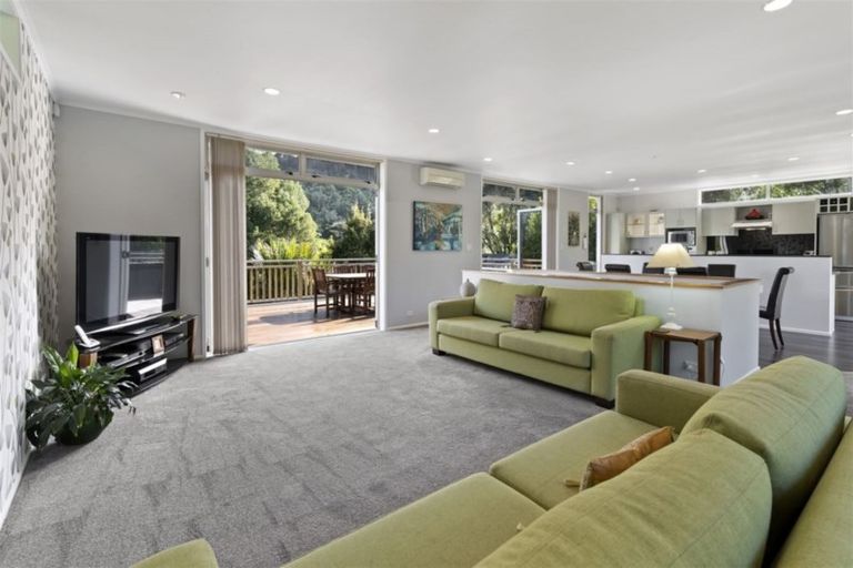 Photo of property in 15 York Road, Titirangi, Auckland, 0604
