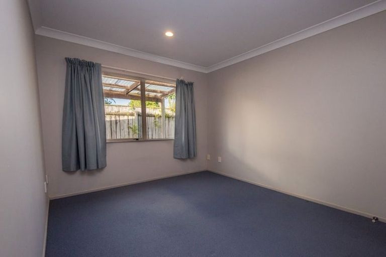 Photo of property in 42 Mandeville Place, Unsworth Heights, Auckland, 0632