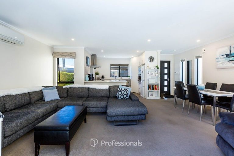 Photo of property in 27 Somerby Mews, Silverstream, Upper Hutt, 5019