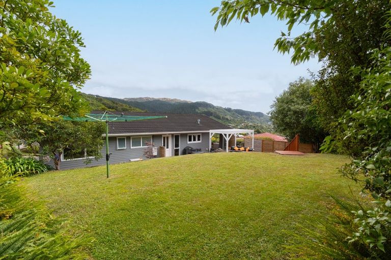 Photo of property in 18 Greyfriars Crescent, Tawa, Wellington, 5028