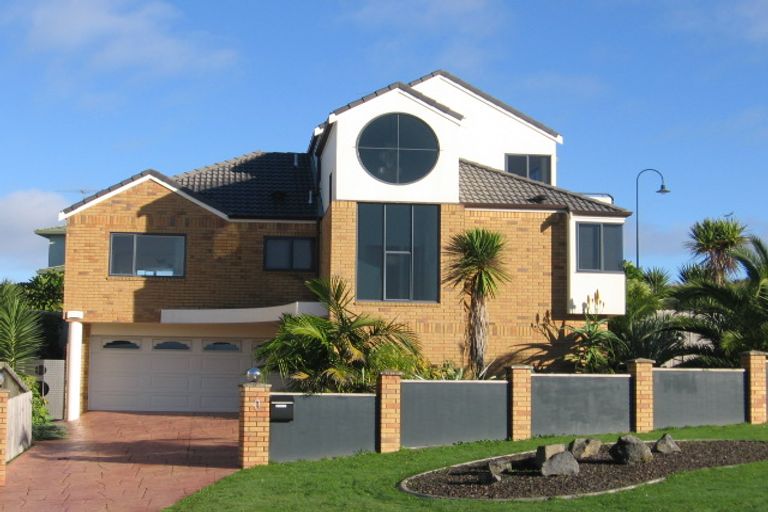 Photo of property in 2/6 Chieftain Rise, Goodwood Heights, Auckland, 2105