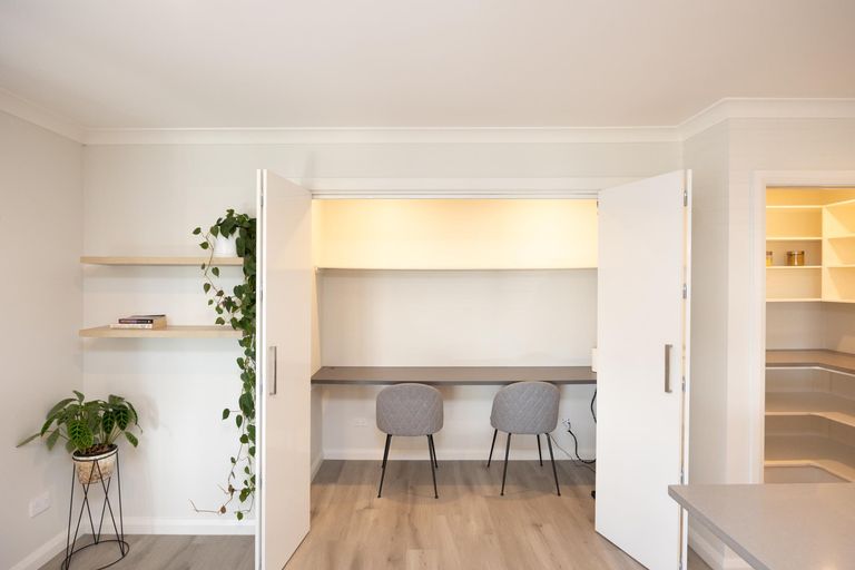 Photo of property in 6 Atlantic Drive, Fitzherbert, Palmerston North, 4410