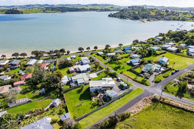 Photo of property in 10 Oxford Street, Whakapirau, Maungaturoto, 0583