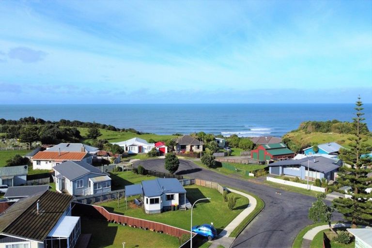 Photo of property in 13 Hickey Place, Opunake, 4616