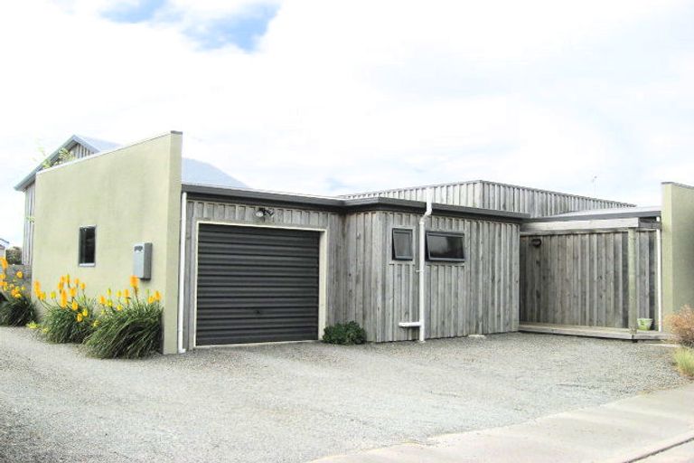 Photo of property in 5 Ardtrea Lane, Heathcote Valley, Christchurch, 8022