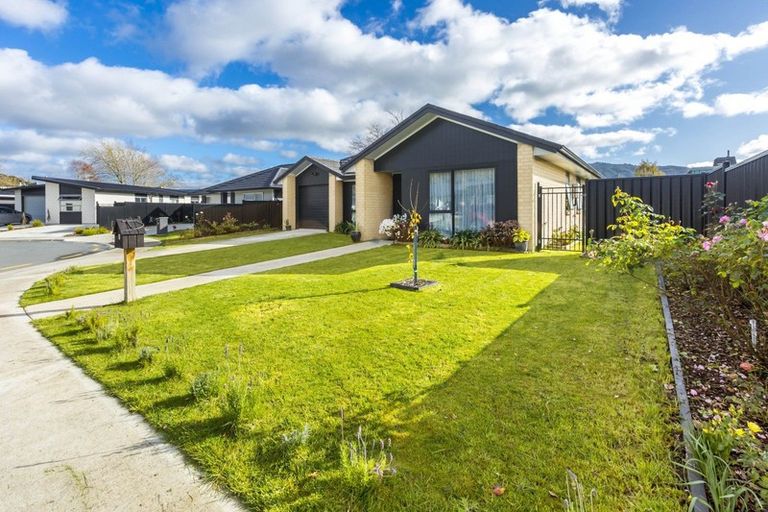 Photo of property in 10 Passchendaele Grove, Trentham, Upper Hutt, 5018