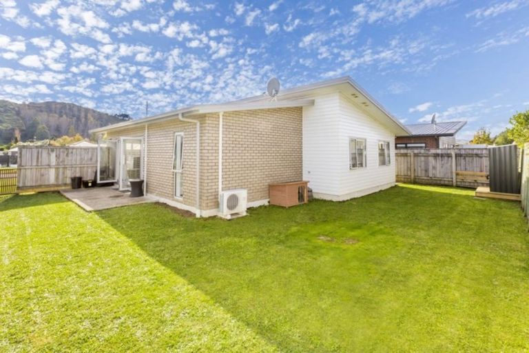 Photo of property in 21 Sunstone Crescent, Brown Owl, Upper Hutt, 5018
