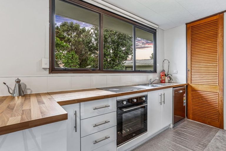 Photo of property in 2/5 Compass Place, Te Atatu Peninsula, Auckland, 0610
