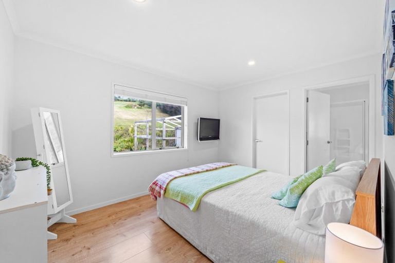 Photo of property in 54 Roberts Road, Matakatia, Whangaparaoa, 0930