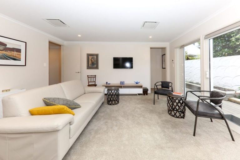 Photo of property in 2/19 Seaview Avenue, Northcote, Auckland, 0627