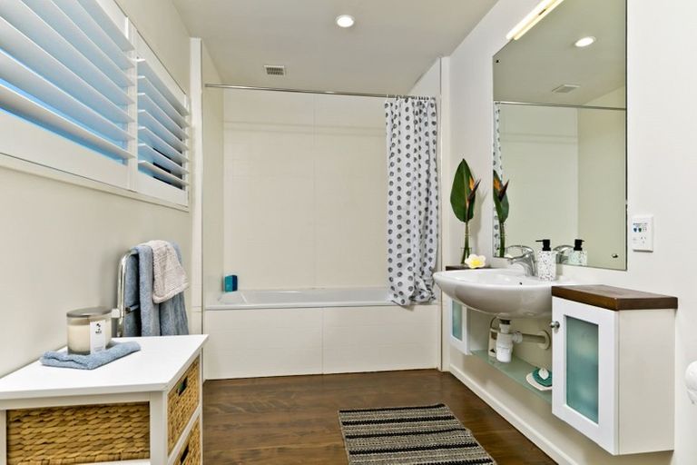 Photo of property in 14 Remu Place, Greenhithe, Auckland, 0632