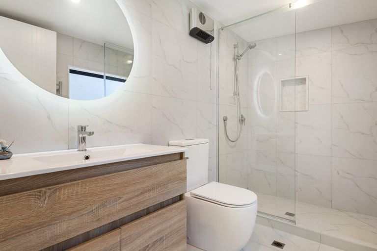 Photo of property in 61b Knights Road, Rothesay Bay, Auckland, 0630