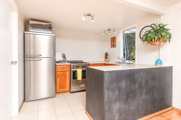 Photo of property in 6 Laura Street, Kelston, Auckland, 0602
