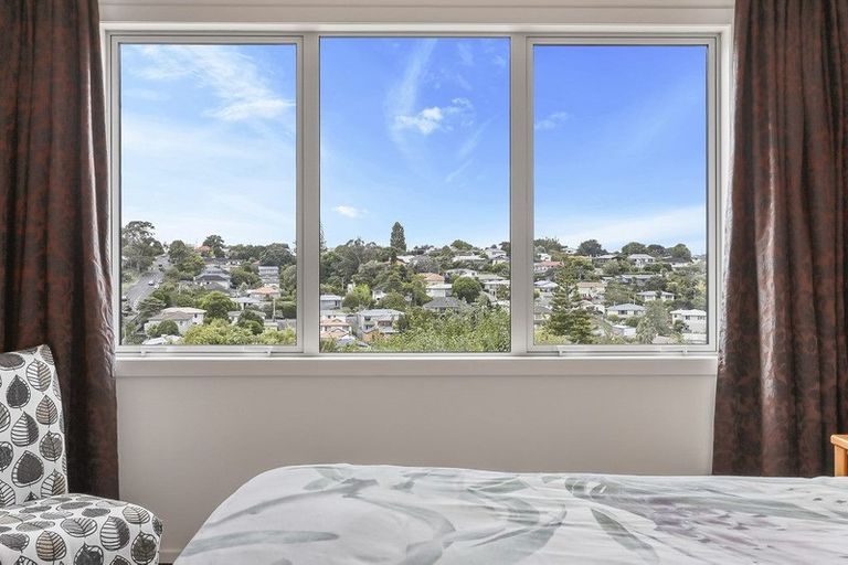 Photo of property in 10 Knightsbridge Drive, Forrest Hill, Auckland, 0620