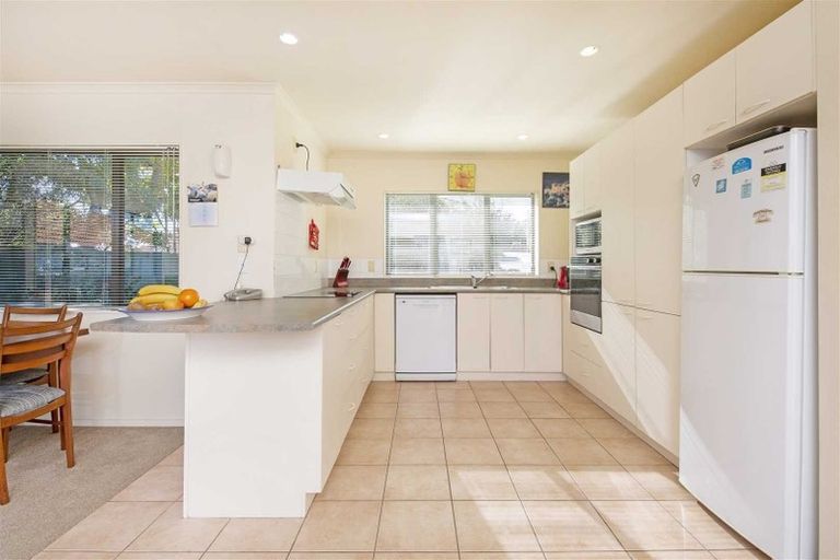 Photo of property in 14 Gillett Place, Botany Downs, Auckland, 2014