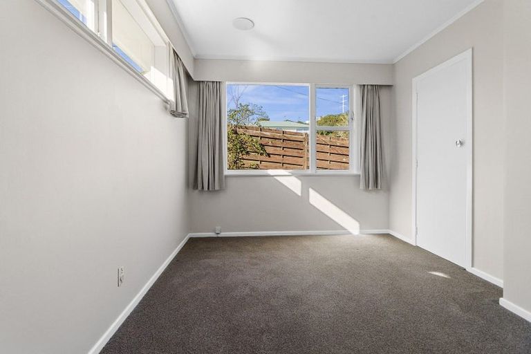 Photo of property in 3a Kinapori Terrace, Newlands, Wellington, 6037