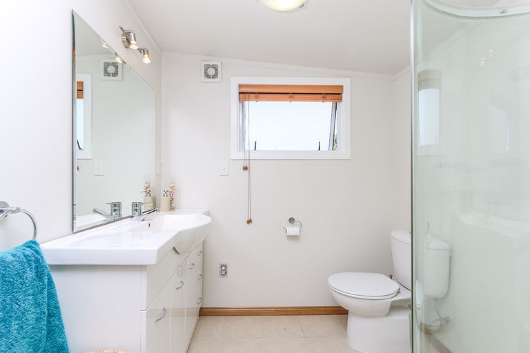 Photo of property in 6 Laura Street, Kelston, Auckland, 0602