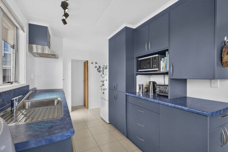 Photo of property in 100 Riversdale Drive, Merrilands, New Plymouth, 4312