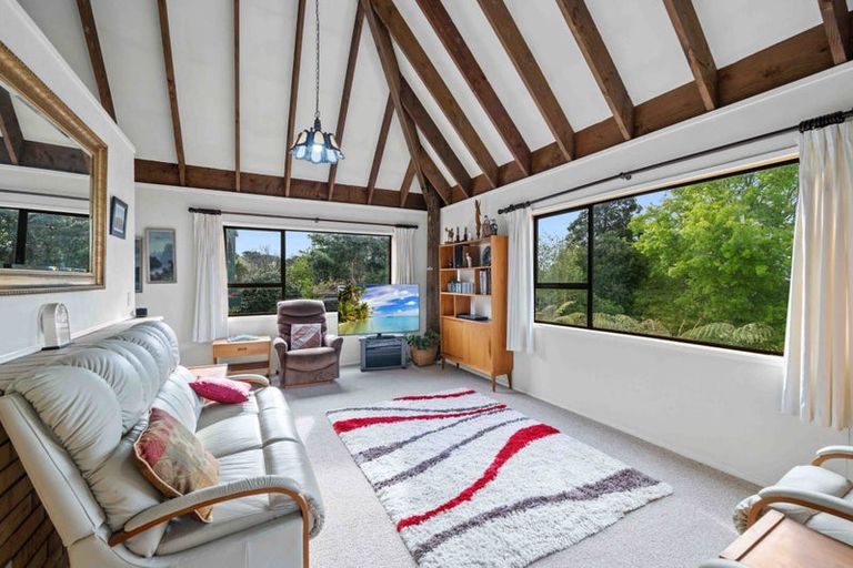 Photo of property in 48 Pokapu Street, Titirangi, Auckland, 0600