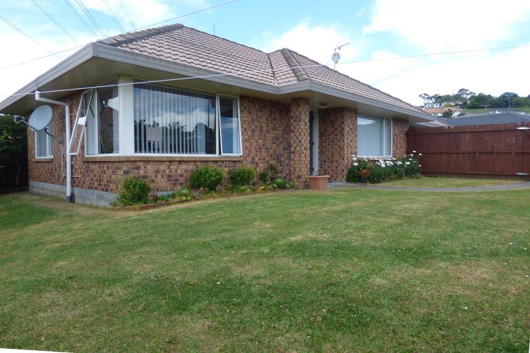 Photo of property in 1/2 Lowburn Place, Clover Park, Auckland, 2019