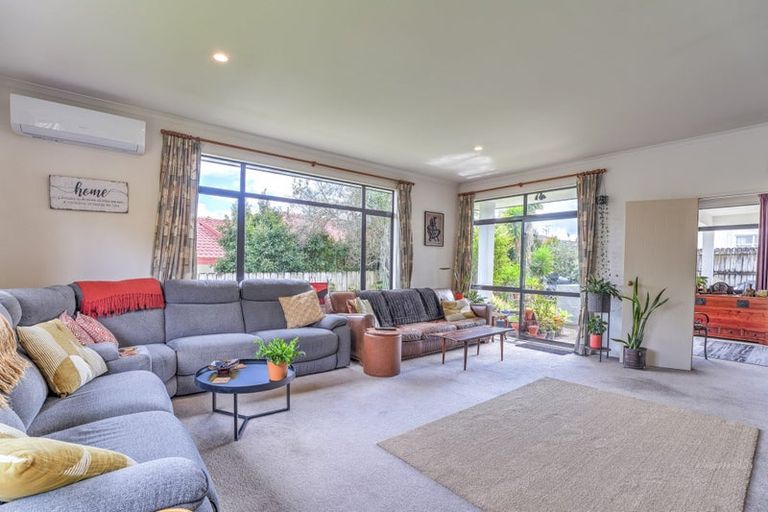 Photo of property in 23 Medallion Drive, Oteha, Auckland, 0632
