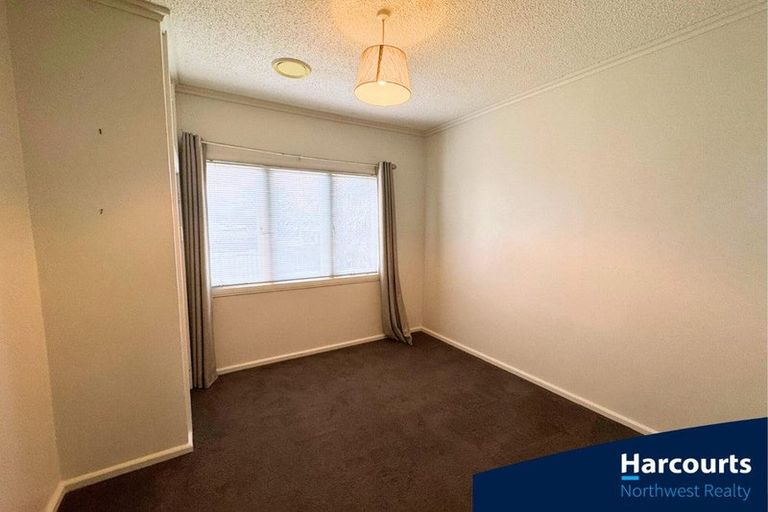 Photo of property in 1a Truscott Place, West Harbour, Auckland, 0618