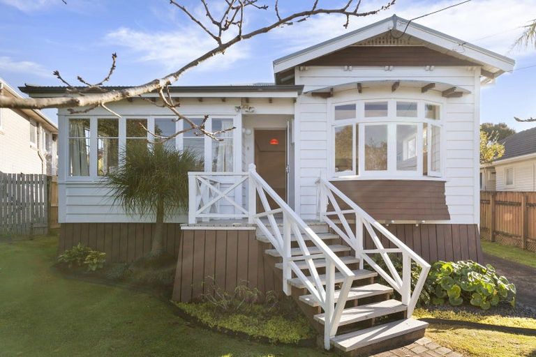 Photo of property in 50 Woodside Avenue, Northcote, Auckland, 0627