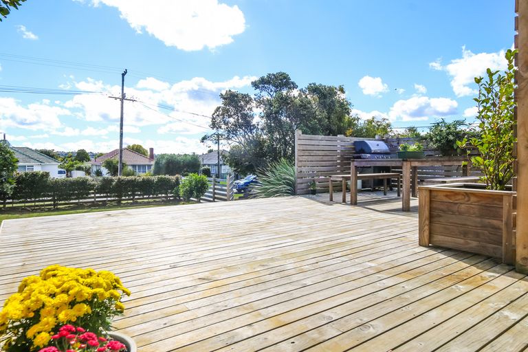 Photo of property in 6 Laura Street, Kelston, Auckland, 0602